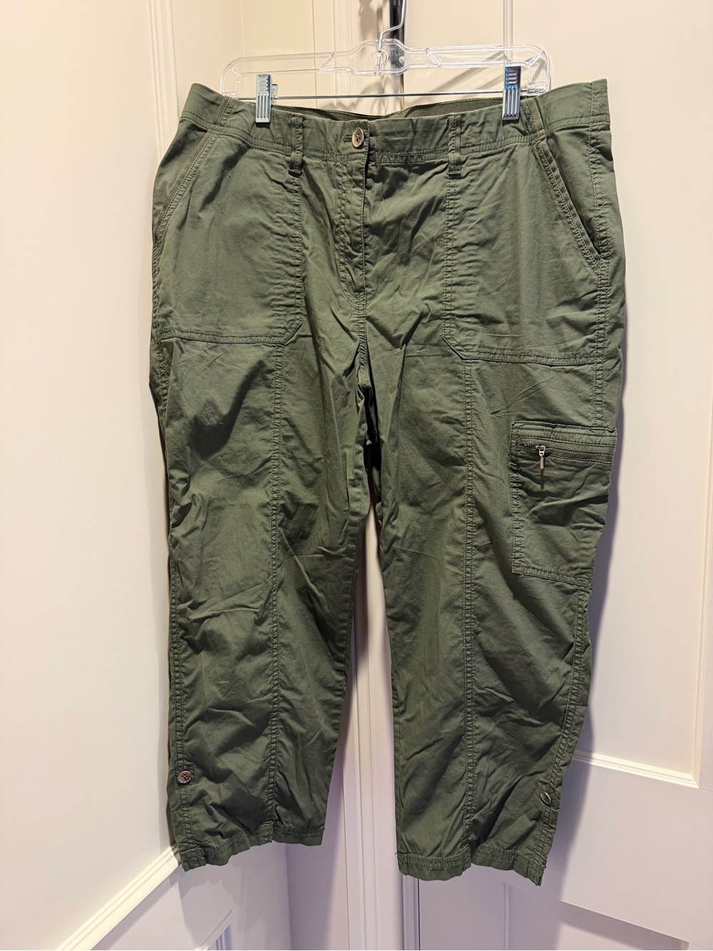 Chico's Olive Green Cropped Cargo Pants. Size 2.5 (14). Great condition.